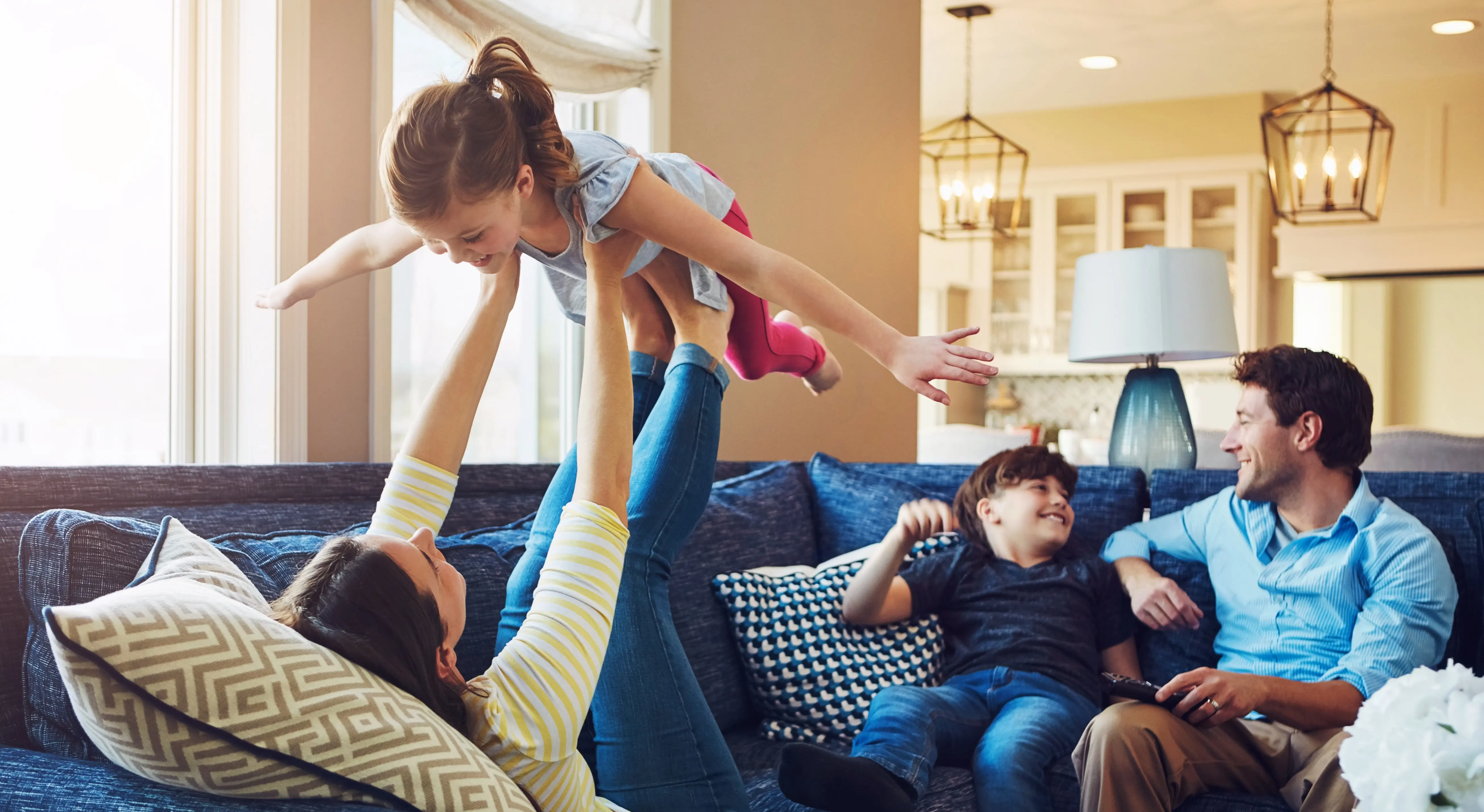 Famille heureuse dans un salon confortable