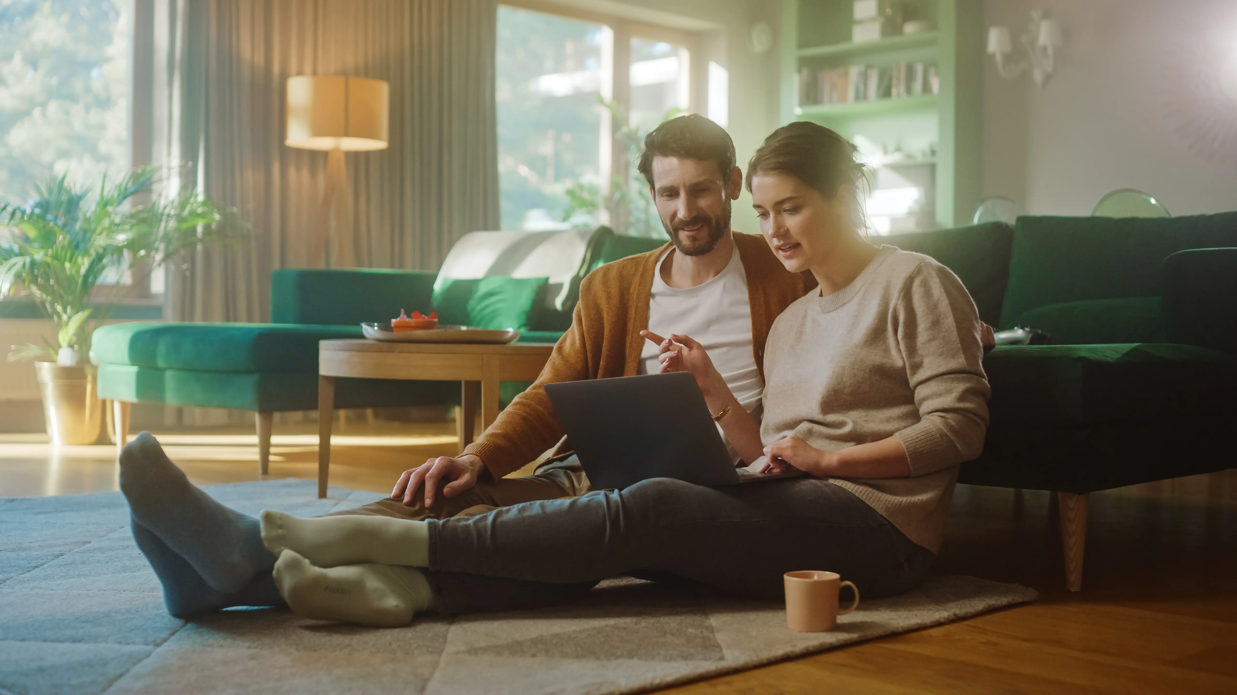 Couple consultant un ordinateur portable